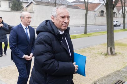 François Bayrou au premier jour du « conclave » sur les retraites, le 17 janvier. Le premier ministre a proposé, mardi 17 juin 2025, l’idée de verser une « prime » aux salariés âgés décidant de continuer à travailler.