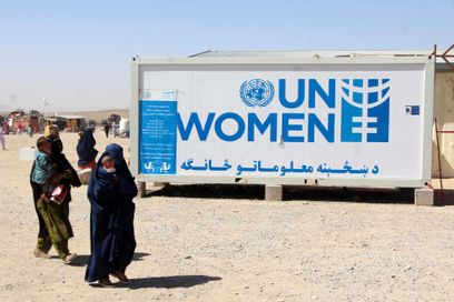 Des migrants afghans traversent un camp de tentes à Kandahar, en Afghanistan, le 15 juin 2025.
