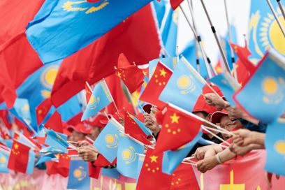 Des représentants d’entreprises locales financées par la Chine et des étudiants chinois à l’étranger bordent les rues pour accueillir chaleureusement le président chinois Xi Jinping lorsque le cortège de Xi est en route de l’aéroport vers l’hôtel à Astana, au Kazakhstan, le 16 juin 2025.