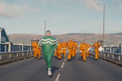 Le film «Kneecap» de Rich Peppiatt revient sur l’histoire du groupe de hip-hop irlandais éponyme à Belfast par trois jeunes musiciens indépendantistes.