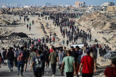 Regroupement jeudi 19 juin dans la zone d’Al-Sudaniyya, au nord de Gaza, en attendant de recevoir l’aide humanitaire. La défense civile de Gaza a annoncé que l’armée israélienne avait tué 43 personnes, vendredi 20 juin 2025. 