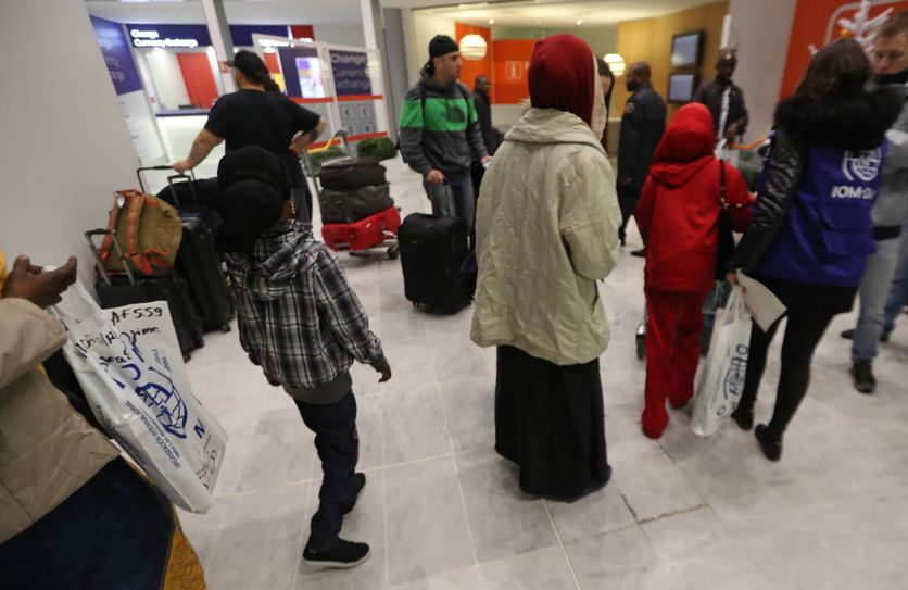 Les réfugiés soudanais en provenance du Tchad arrivent à  l’aéroport de Roissy-Charles de Gaulle le 18 décembre 2017.