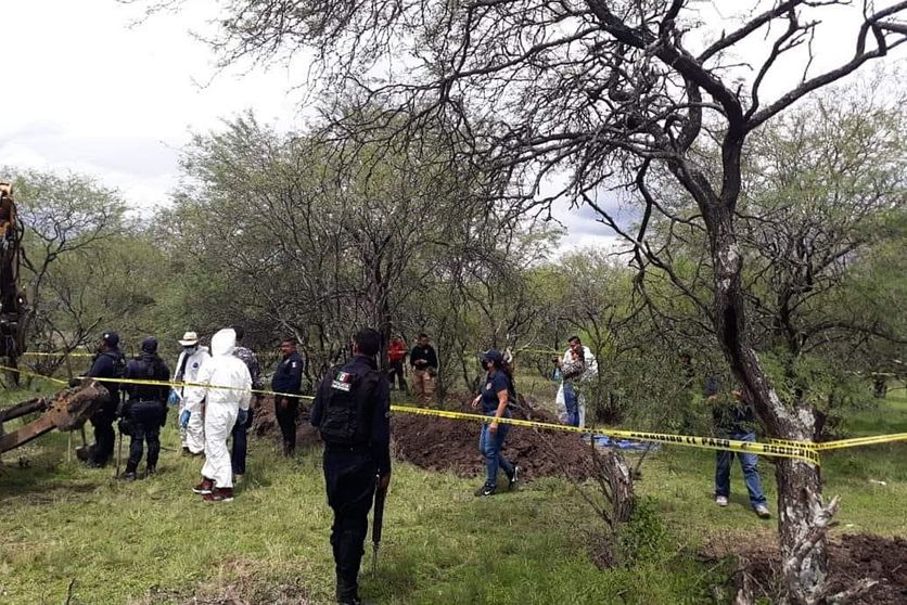 Des experts médico-légaux viennent inspecter la zone où des corps ont été exhumés à Villamar, près du lac de Los Negritos, dans l’État du Michoacan (Mexique), le 23 juin.