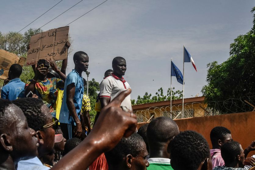 Des manifestants devant l’ambassade de France à Niamey lors d’un rassemblement en soutien à la junte, le 30 juillet 2023.