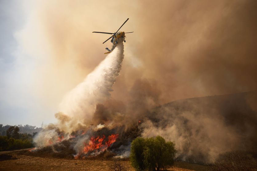 Un hélicoptère largue de l’eau sur le « Mountain Fire », en Californie, États-Unis, jeudi 7 novembre 2024.