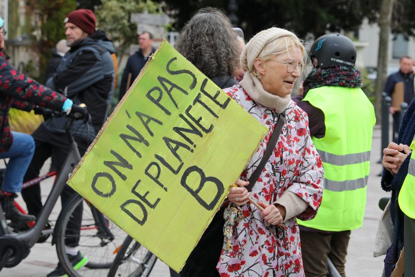 Une cinquantaine de personnes défilent dans les rues de Tourcoing pour alerter sur l’urgence climatique, le 10 décembre 2023.